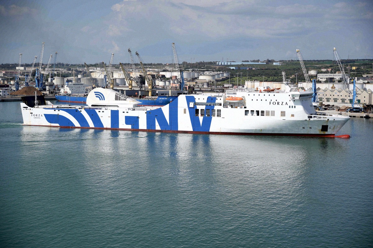 Traghetto GNV alla banchina nel porto di Civitavecchia
